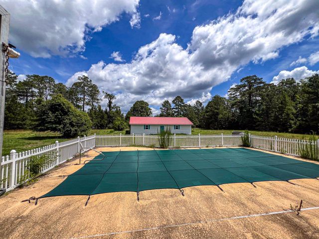 320 New Farm Rd., Hemingway, SC 29554