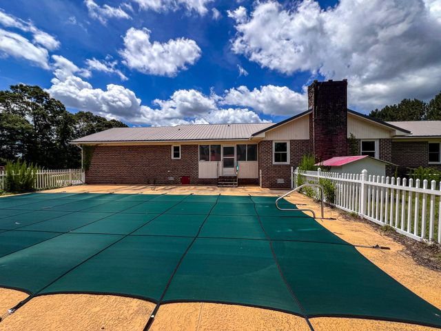 320 New Farm Rd., Hemingway, SC 29554