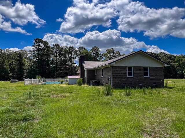 320 New Farm Rd., Hemingway, SC 29554