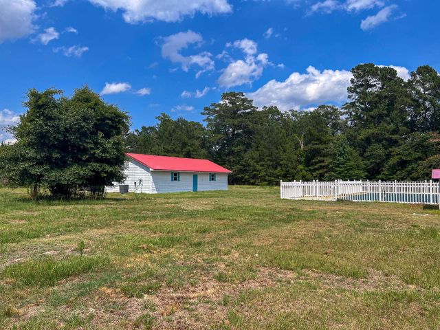 320 New Farm Rd., Hemingway, SC 29554