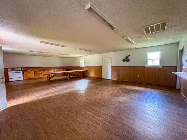 320 New Farm Rd., Hemingway, SC 29554
