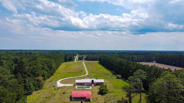 320 New Farm Rd., Hemingway, SC 29554