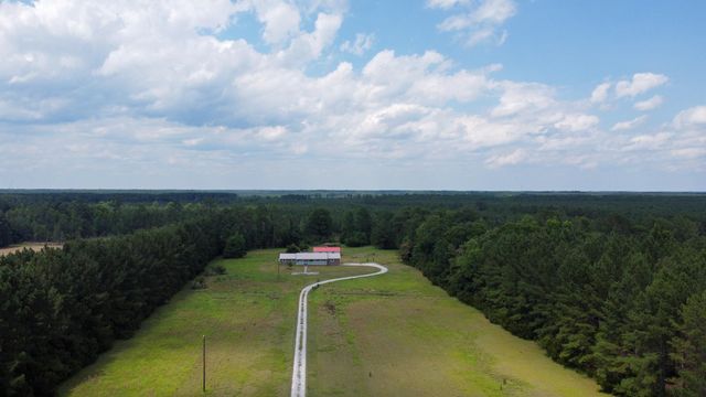 320 New Farm Rd., Hemingway, SC 29554