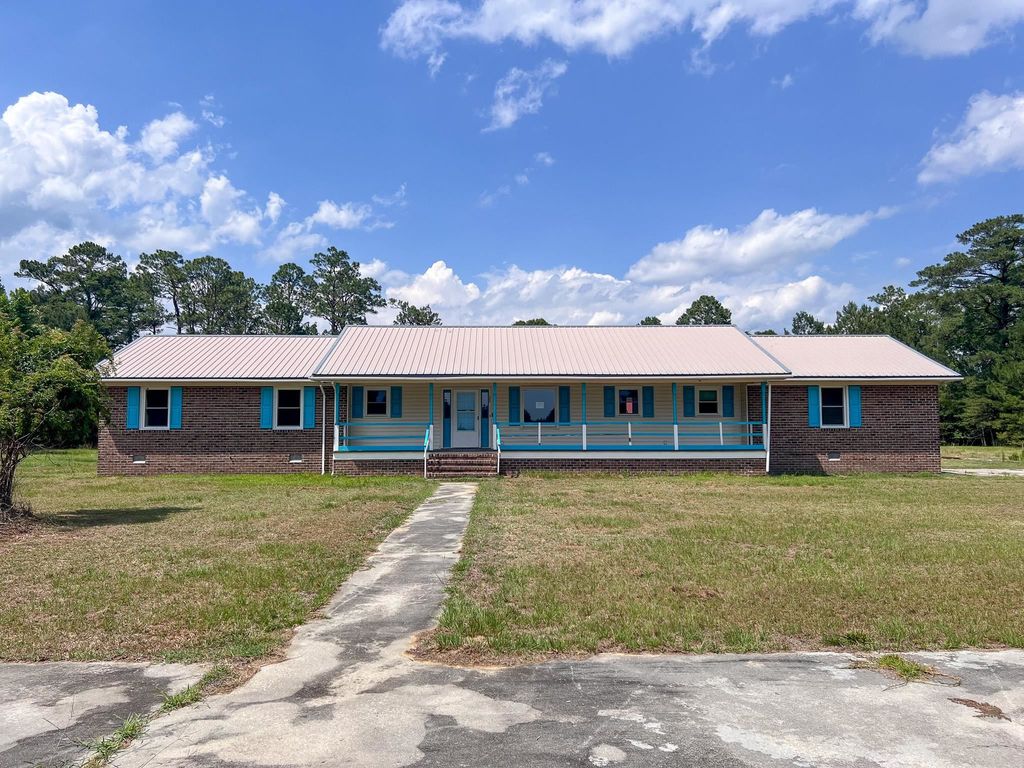 320 New Farm Rd., Hemingway, SC 29554