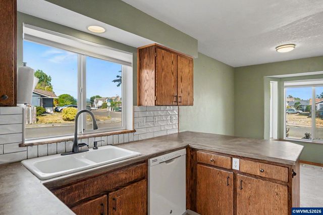 221 W Lincoln St, Carlton, OR 97111