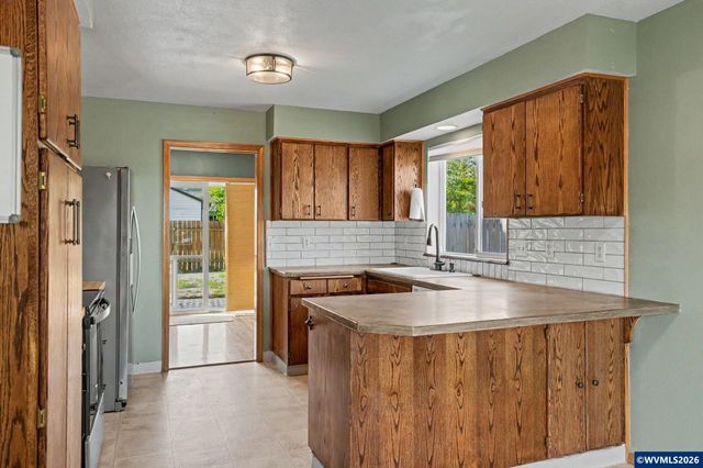 221 W Lincoln St, Carlton, OR 97111