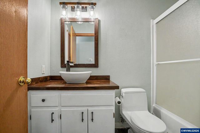 221 W Lincoln St, Carlton, OR 97111