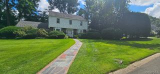 10 Meadow Woods Road, Great Neck, NY 11020