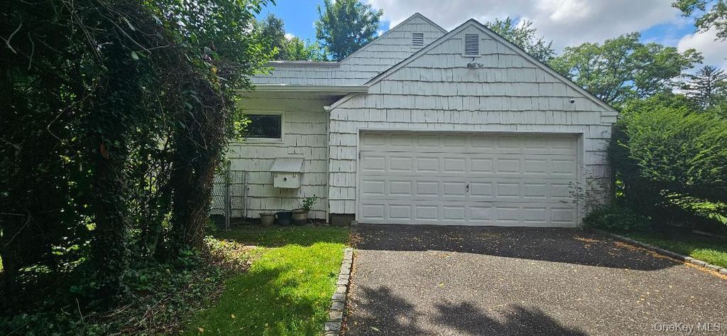 10 Meadow Woods Road, Great Neck, NY 11020 — photo 2