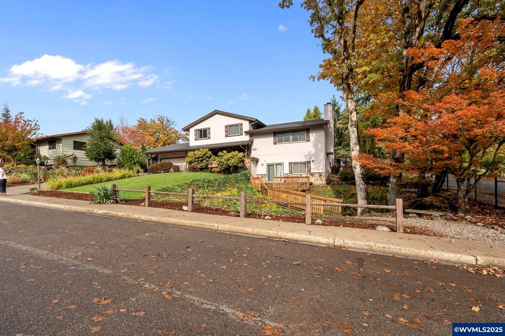 Image 3 of property listing at 1315 SW Dorothy St, Mcminnville, OR 97128