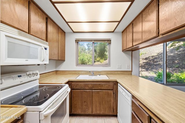 224 Oakleaf Drive 105, Thousand Oaks, CA 91360