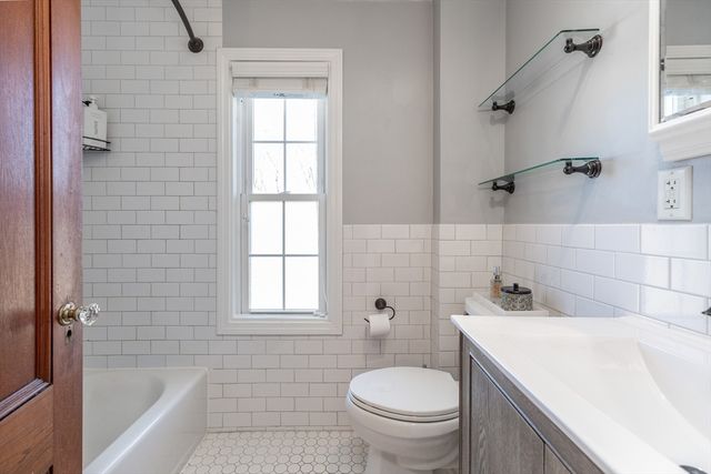 1076 Adams St, Boston, MA 02124