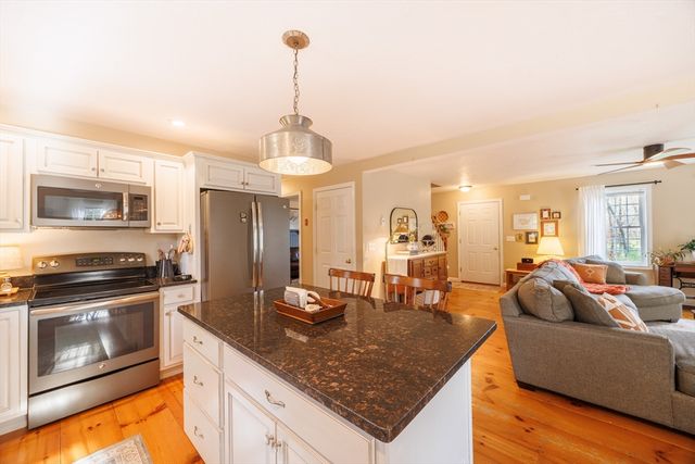 15 Oak Dr, West Brookfield, MA 01585