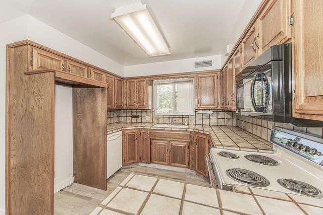 862 N Bates Avenue, Dinuba, CA 93618