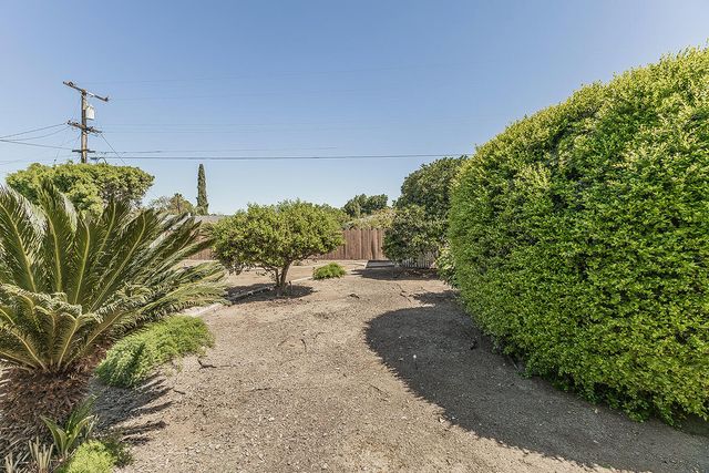 862 N Bates Avenue, Dinuba, CA 93618