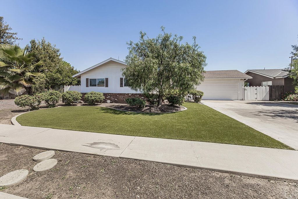 862 N Bates Avenue, Dinuba, CA 93618
