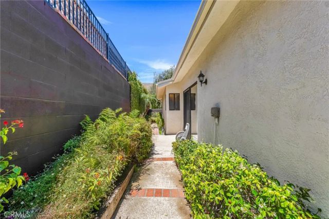 221 Acacia Lane, Newbury Park, CA 91320