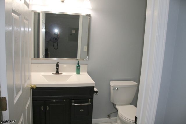 38 Parkside Ct, Wayne Twp., NJ 07470