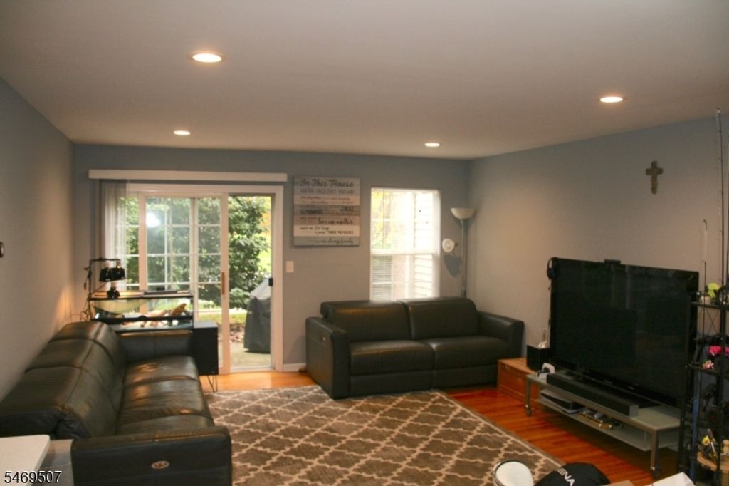 38 Parkside Ct, Wayne Twp., NJ 07470
