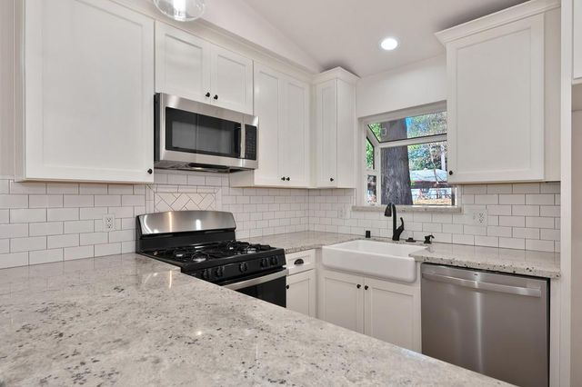 5638 Lupin Ln, Pollock Pines, CA 95726