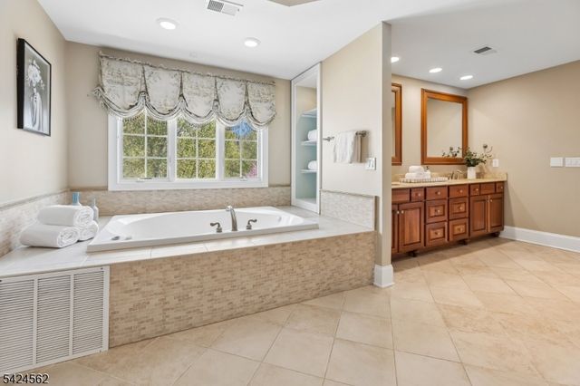 33 Saddlewood Ct, Montgomery Twp., NJ 08502