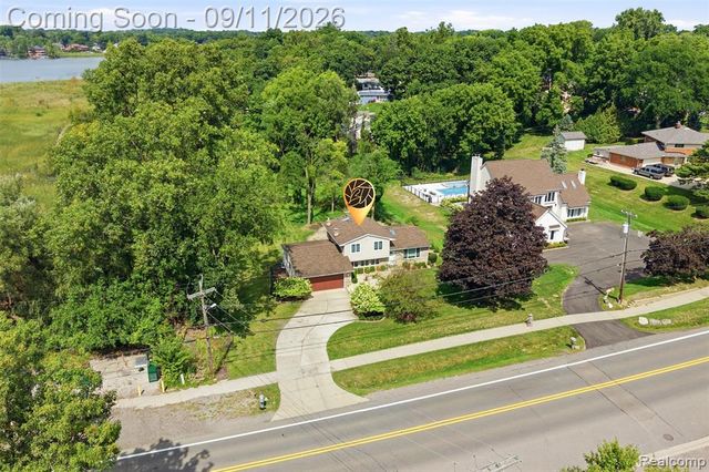 5150 Commerce Road, West Bloomfield, MI 48324