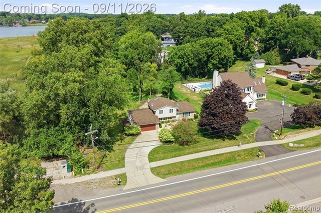5150 Commerce Road, West Bloomfield, MI 48324