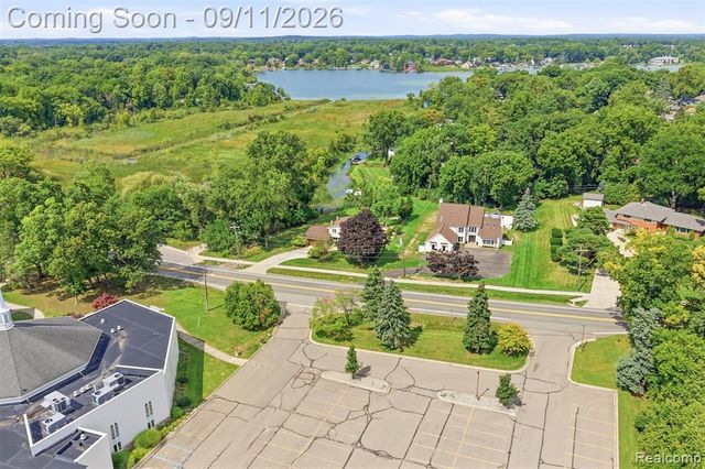 5150 Commerce Road, West Bloomfield, MI 48324