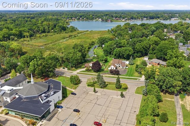 5150 Commerce Road, West Bloomfield, MI 48324