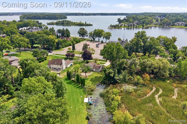 5150 Commerce Road, West Bloomfield, MI 48324