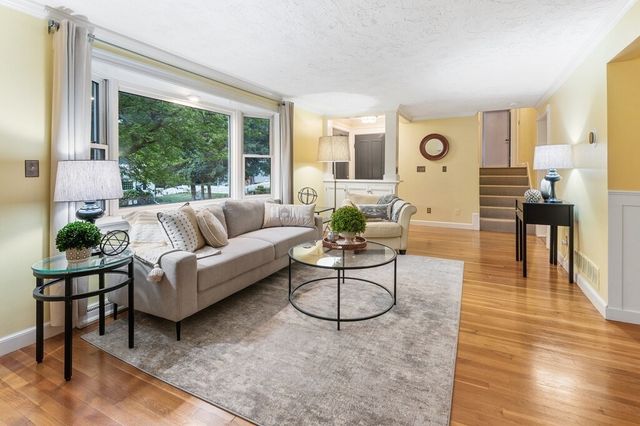 12 Bryant Rd, Framingham, MA 01701