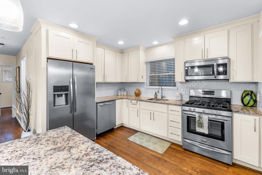 Image 10 of property listing at 415 IRENE DR, Glen Burnie, MD 21061
