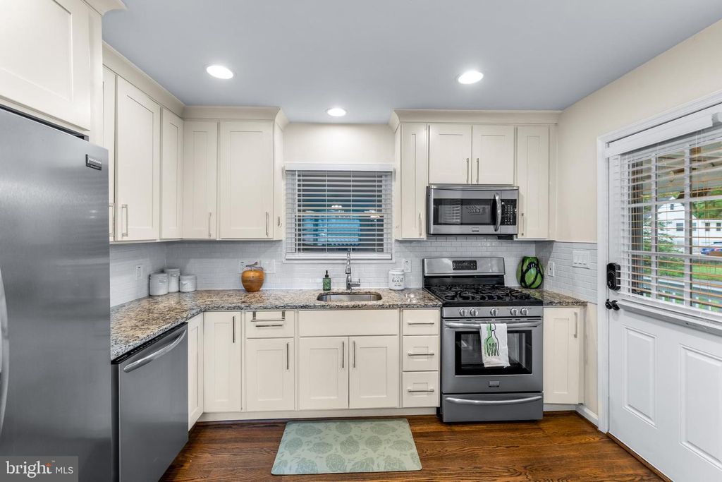 Image 9 of property listing at 415 IRENE DR, Glen Burnie, MD 21061