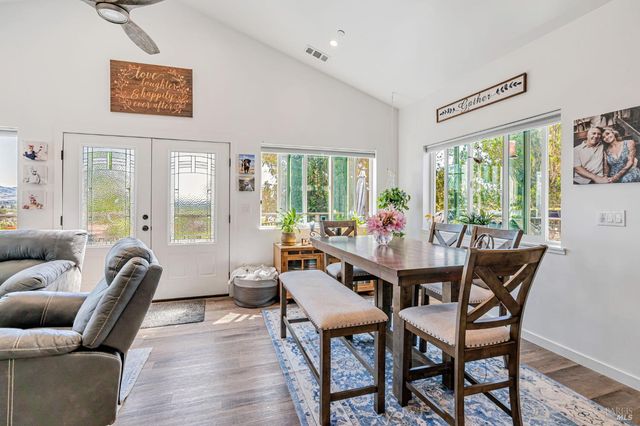 268 Eucalyptus Rd, Petaluma, CA 94952