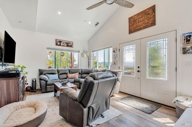 268 Eucalyptus Rd, Petaluma, CA 94952