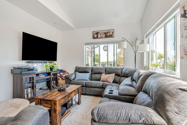 268 Eucalyptus Rd, Petaluma, CA 94952