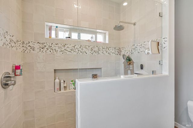 268 Eucalyptus Rd, Petaluma, CA 94952