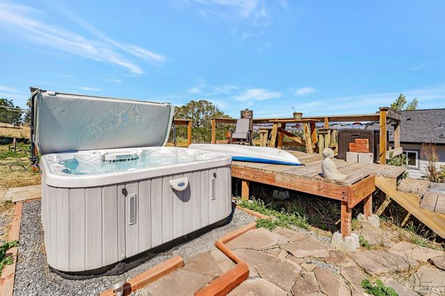 268 Eucalyptus Rd, Petaluma, CA 94952