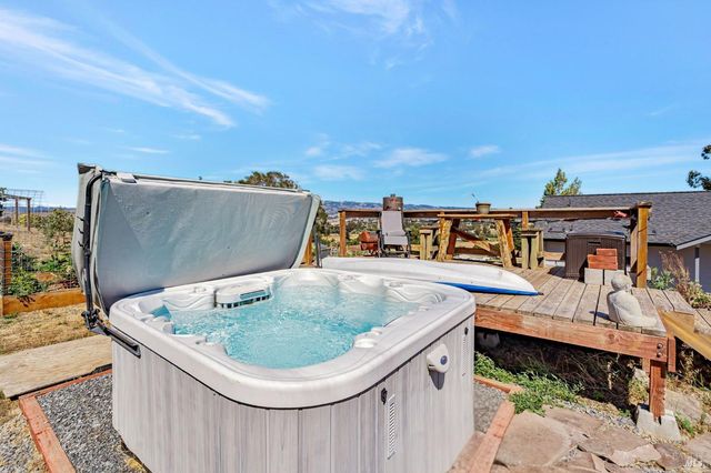 268 Eucalyptus Rd, Petaluma, CA 94952