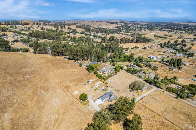 268 Eucalyptus Rd, Petaluma, CA 94952