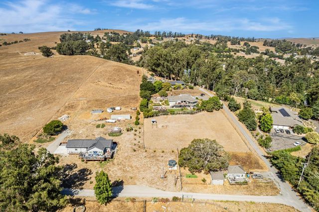 268 Eucalyptus Rd, Petaluma, CA 94952