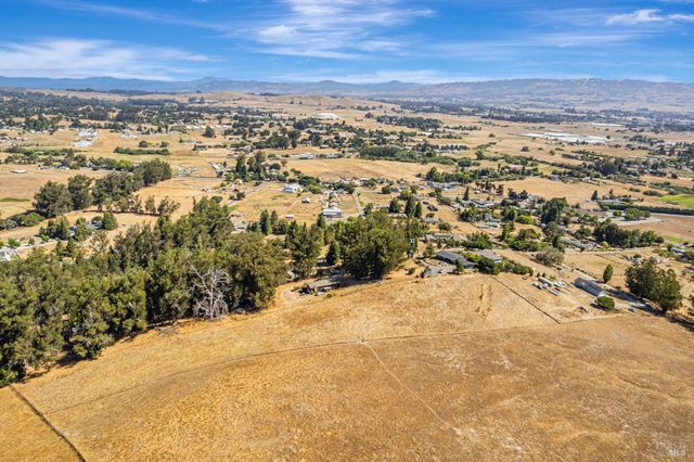 268 Eucalyptus Rd, Petaluma, CA 94952