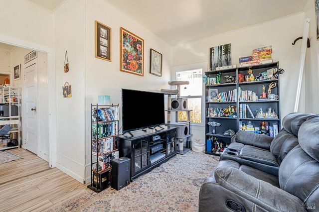 268 Eucalyptus Rd, Petaluma, CA 94952