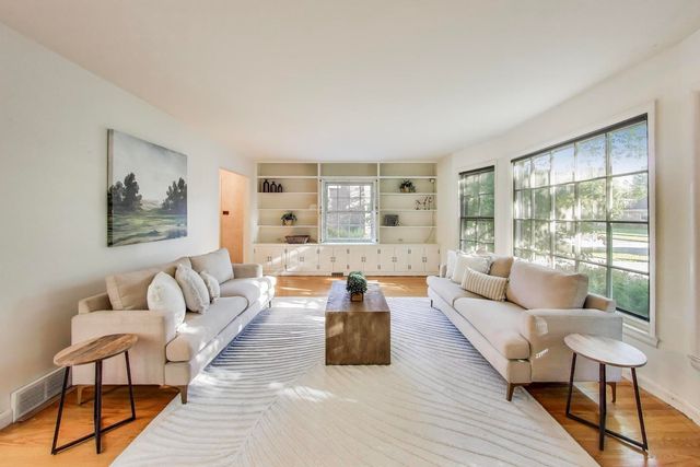 222 S Dwyer Avenue, Arlington Heights, IL 60005