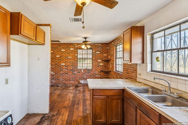 4035 Parkway, San Antonio, TX 78228