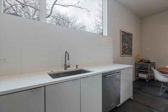 559 E 50th Street, Chicago, IL 60615