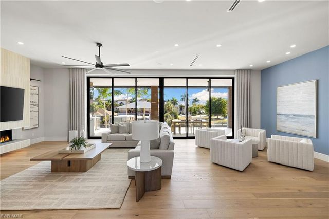 256 Trade Winds AVE, Naples, FL 34108