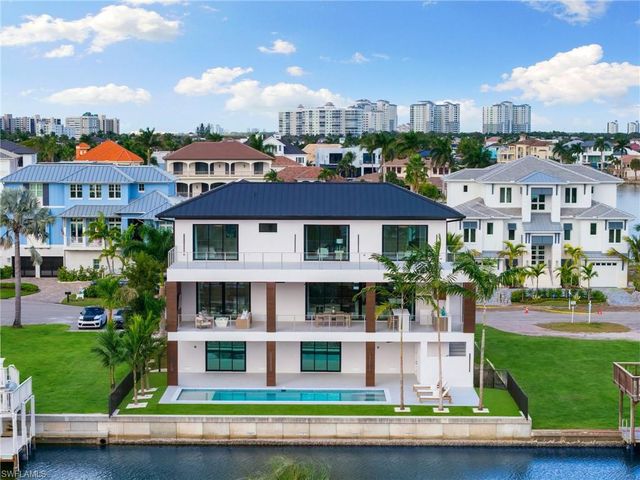 256 Trade Winds AVE, Naples, FL 34108