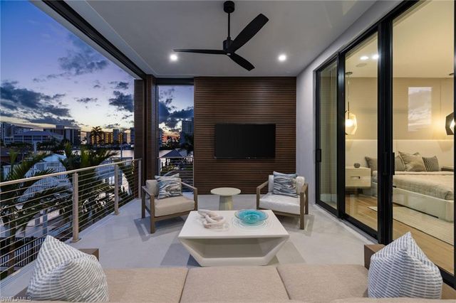 256 Trade Winds AVE, Naples, FL 34108