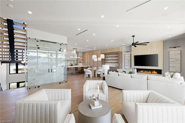 256 Trade Winds AVE, Naples, FL 34108